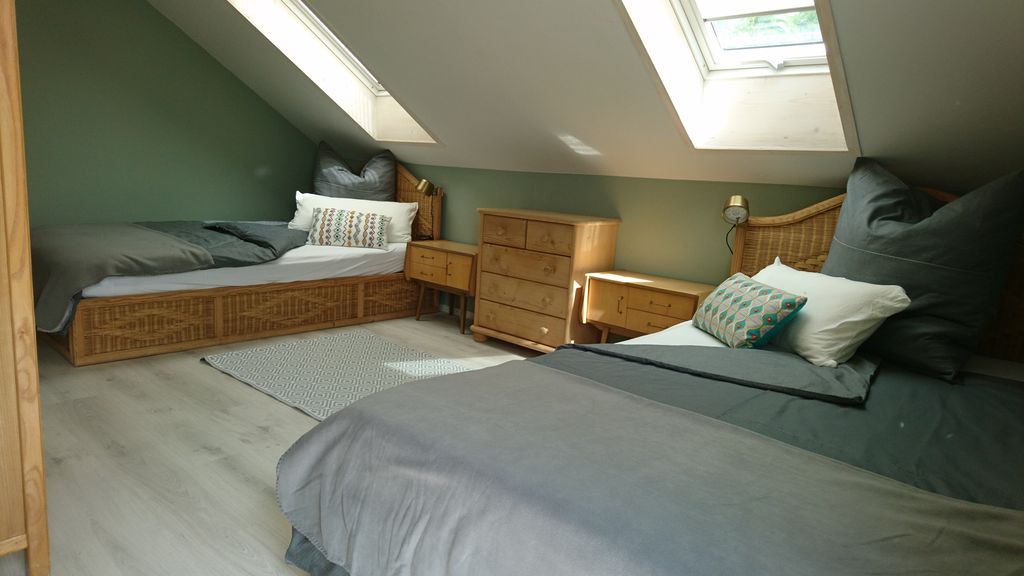 Schlafzimmer mit zwei Einzelbetten