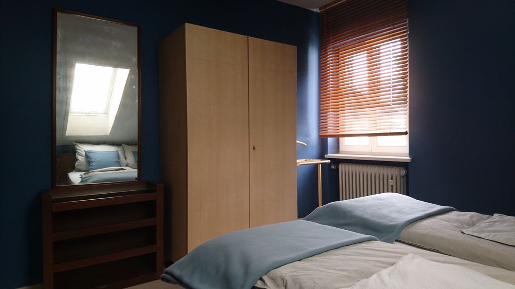 Schlafzimmer mit einem Doppelbett